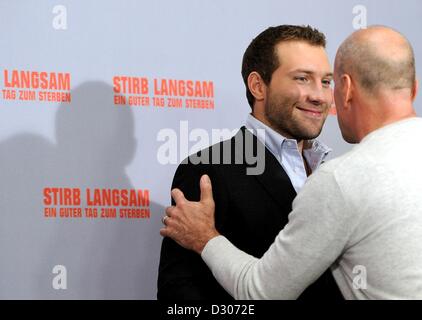 Berlin, Allemagne. 5e février 2013. Acteurs Jai Courtney (Australie, L) et Bruce Willis (USA) posent lors d'un photocall pour son nouveau film "Un bon jour pour mourir Hard' à Berlin, Allemagne, 05 février 2013. Partie 5 partie de la série d'action Die Hard vient à les salles allemandes le 14 février. Photo : BRITTA PEDERSEN/dpa/Alamy Live News Banque D'Images