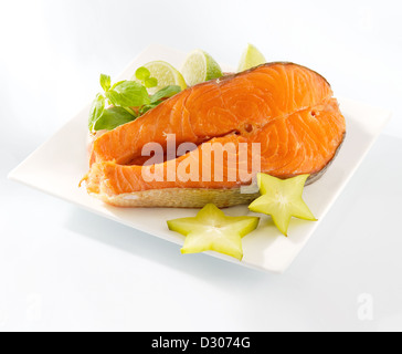 Tranche de saumon sur une assiette et fond blanc Banque D'Images