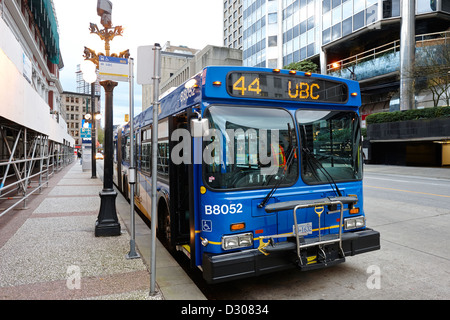 Bus articulé à l'extérieur de la station Waterfront, au centre-ville de Vancouver, BC Canada Banque D'Images