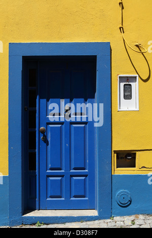 Une porte en bois bleu à Aveiro, Portugal. Banque D'Images