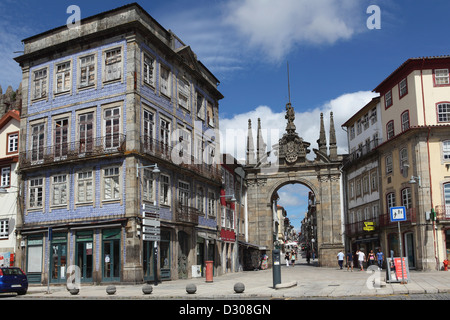 L'Arco da Porta Nova, la porte de la ville baroque, à Braga, Portugal. Banque D'Images