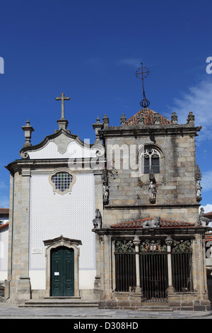 L'église de São João do Souto et Coimras sur Chapelle de Santa Cruz à Braga, Portugal. Banque D'Images