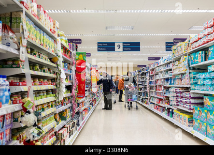 Clients dans un supermarché Tesco, UK Banque D'Images