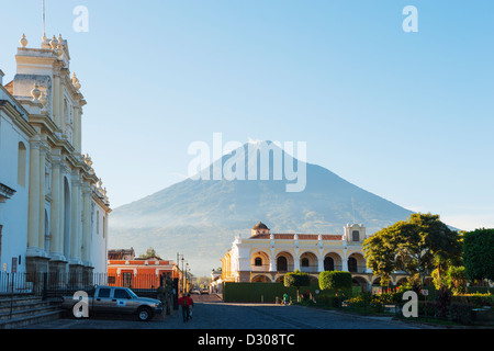 Volcan de Agua (3765m), la Cathédrale, Antigua, Guatemala, Amérique Centrale Banque D'Images