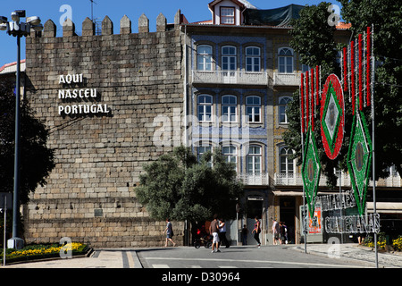 Remparts de la ville de Guimaraes au Portugal, avec un panneau indiquant "Le Portugal est né ici" ('Aqui nasceu Portugal'). Banque D'Images