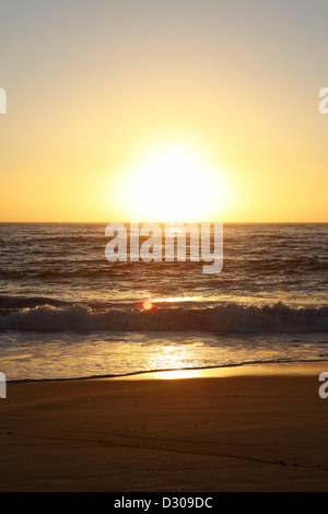 Coucher de soleil sur l'océan Atlantique à Figueira da Foz en Extrémadure, Portugal. Banque D'Images