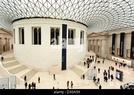 La Queen Elizabeth II Great Court du British Museum. La salle de lecture et un hall d'entrée. Banque D'Images