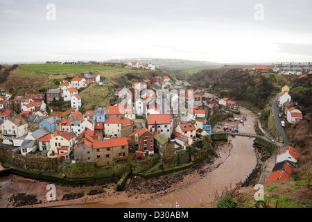 Veiw de Staithes village de pêcheurs de la pointe de vache Bar Nab, près de Whitby, dans le Yorkshire. Banque D'Images