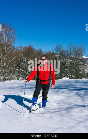 Homme en rouge la raquette, Ax-les-Thermes, Ariege Banque D'Images