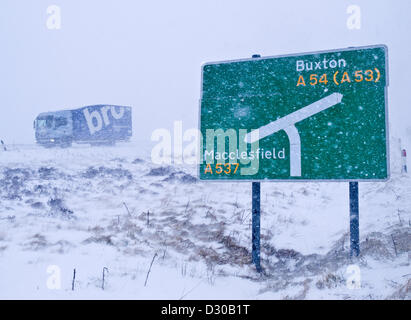 A537 Cat et Fiddle road entre Buxton et Macclesfield, Royaume-Uni. 5e février 2013. Beaucoup de neige et des vents violents apporter conditions de conduite difficiles à l'A537. Banque D'Images