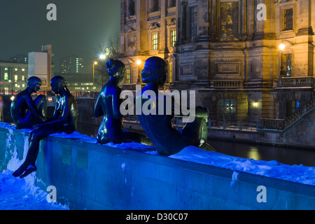 Sculpture 'trois filles et un garçon' par Wilfried Fitzenreiter Banque D'Images