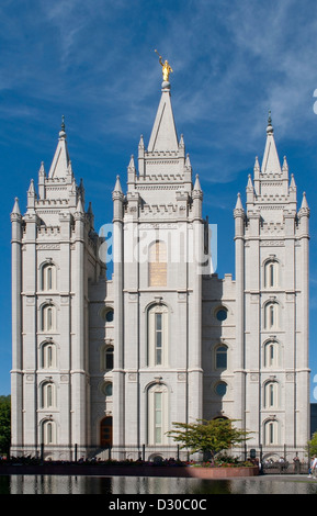 Le plus grand temple de l'église mormone, le temple en centre-ville de Salt Lake City, Utah est assis à côté de leur int'l'administration centrale. Banque D'Images