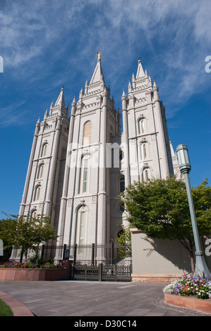 Le plus grand temple de l'église mormone, le temple en centre-ville de Salt Lake City, Utah est assis à côté de leur int'l'administration centrale. Banque D'Images