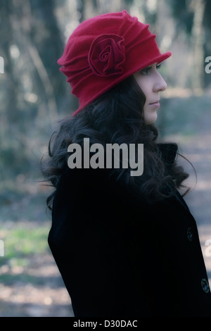 Une belle jeune femme avec un chapeau rouge