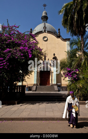 Prêtre éthiopien, la cathédrale Holy Trinity (Kiddist Selassie), Addis Abeba, Ethiopie Banque D'Images