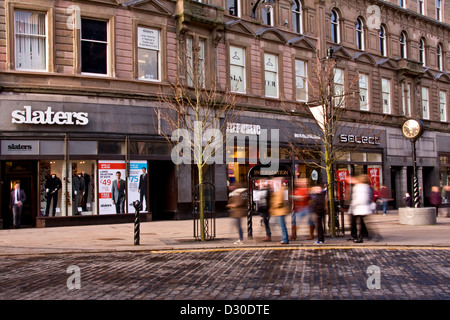 Foule de gens devant la boutiques de mode à la recherche de bonnes affaires pour l'hiver dans le centre-ville de Dundee, Royaume-Uni Banque D'Images