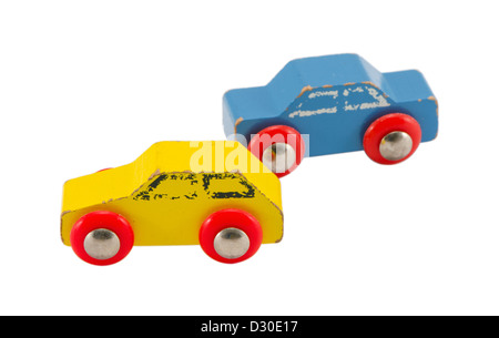 Paire de bleu et jaune en bois retro vintage toy cars isolé sur fond blanc Banque D'Images