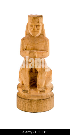 Statue de prêtre de l'artisanat fait main sculpté simple morceau de bois isolé sur fond blanc Banque D'Images