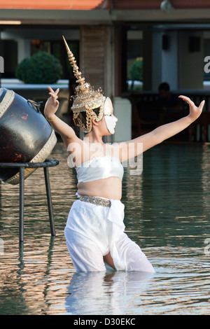 Interprète féminine dans le spectacle de danse de feu au Marriott Hotel Phuket Banque D'Images