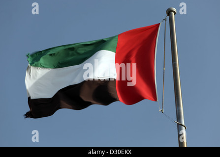 Dubaï, Émirats arabes unis, de brandir le drapeau national dans le vent Banque D'Images