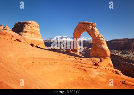 Delicate Arch avec les montagnes au loin LaSalle, Arches National Park, Utah USA Banque D'Images