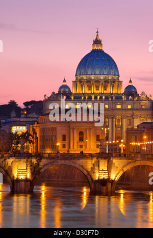 Tibre, Ponte Sant'Angelo et la Basilique de Saint Pierre au crépuscule, Rome Lazio Italie Banque D'Images