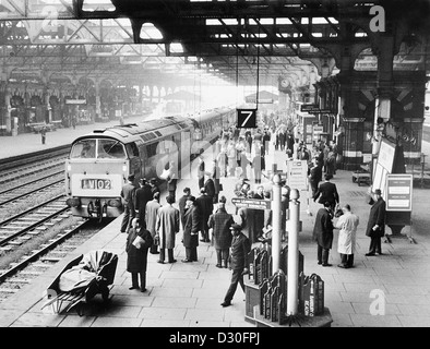 Gare de Birmingham Snow Hill 1967. La plate-forme de la gare de Grande-Bretagne au Royaume-Uni les passagers bondirent les gens British 1960 Railways Banque D'Images