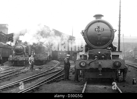 Une locomotive à vapeur de classe « King », « King William IV », en préparation au chantier de remise de moteurs de Stafford Road à Wolverhampton 1962. Britain British Railways locomotives moteurs moteur années 1960 Banque D'Images