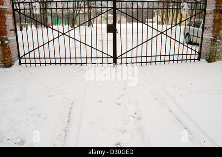 Fermé verrouillé acier rétro portes du parc en hiver. Banque D'Images