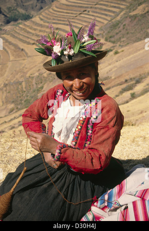 Une Femme tissant dans la Vallée Sacrée des Incas, à l'extérieur d'Ollantaytambo, au Pérou. Banque D'Images