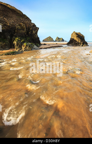 La rivière sur la plage de la baie de Holywell, capturé après une période de temps humide en utilisant une grande vitesse d'obturation. Banque D'Images