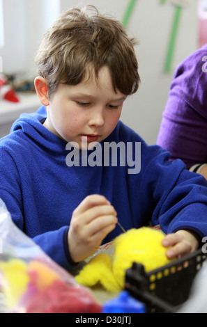 Waren, Allemagne, Boy making avec feutre Banque D'Images