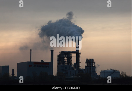Wismar, Allemagne, de fumer les cheminées de l'usine industrielle Klausner Nordic Timber Banque D'Images