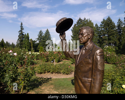 La Statue d'un greeter Royal Rosarian, ou des conseils, son chapeau dans le jardin d'essai International Rose à Portland Oregon USA Banque D'Images