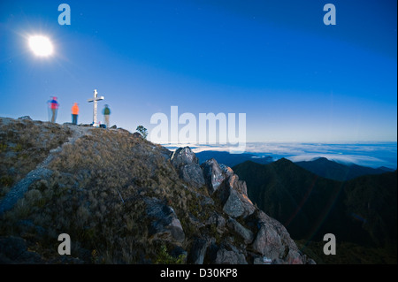 Les touristes attendent le lever du soleil sur le sommet du Volcan Baru, (3478m), point le plus élevé dans la région de Panama, Parc National Volcan Baru, Chiriqui Banque D'Images