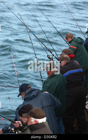 Wismar, Allemagne, les hommes dans la pêche au gros en mer Baltique Banque D'Images