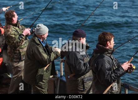 Wismar, Allemagne, les hommes dans la pêche au gros en mer Baltique Banque D'Images