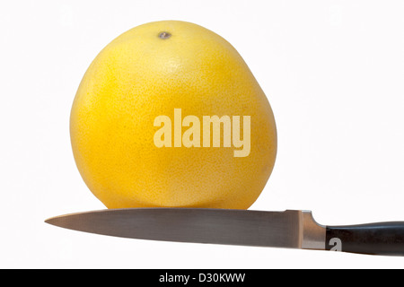 Pomelo et tranchant couteau de cuisine isolated on white Banque D'Images