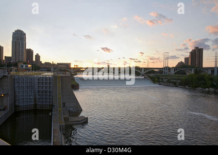 La région de Saint Anthony Falls avec verrouillage et du barrage et de la 3e Avenue pont sur le Mississippi River dans le centre-ville de Minneapolis Banque D'Images