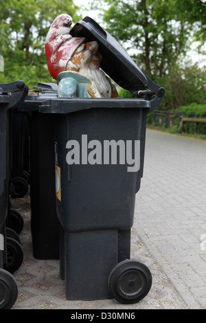 Berlin, Allemagne, nain de jardin dans une benne Banque D'Images