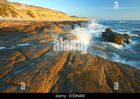 Vagues se briser sur les rochers de Cabo Pulmo, (sur la mer de Cortez), Baja California Sur, Mexique Banque D'Images