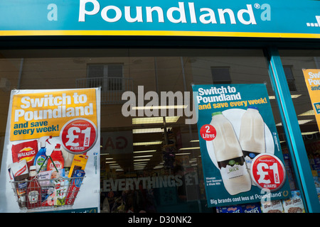 Poundland storefront signe et annonces sur la fenêtre pour £1 produits Carmarthen, Carmarthenshire, Pays de Galles, Royaume-Uni Banque D'Images