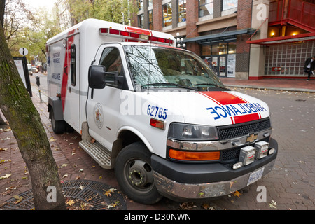 D'ambulanciers paramédicaux d'urgence garé sur le côté d'une rue, au centre-ville de Vancouver, BC Canada Banque D'Images