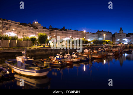 Bateaux de pêche du port principal de l'AVENIDA DA MARINA GALICE LA COROGNE ESPAGNE Banque D'Images