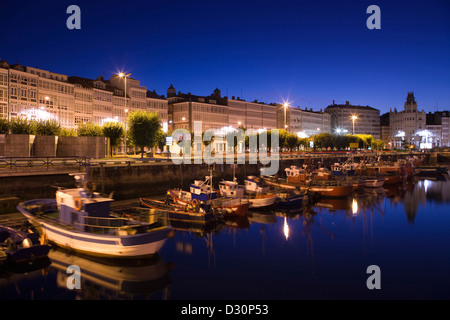 Bateaux de pêche du port principal de l'AVENIDA DA MARINA GALICE LA COROGNE ESPAGNE Banque D'Images