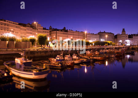 Bateaux de pêche du port principal de l'AVENIDA DA MARINA GALICE LA COROGNE ESPAGNE Banque D'Images