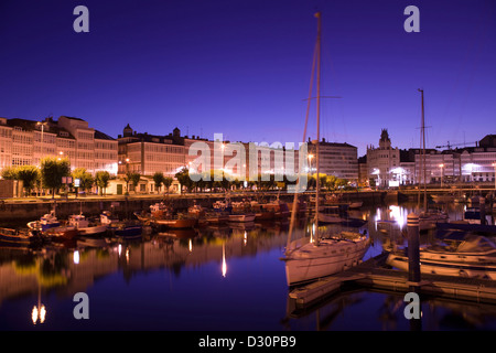 Bateaux de pêche du port principal de l'AVENIDA DA MARINA GALICE LA COROGNE ESPAGNE Banque D'Images