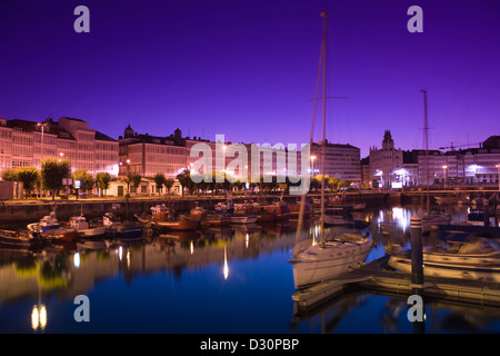 Bateaux de pêche du port principal de l'AVENIDA DA MARINA GALICE LA COROGNE ESPAGNE Banque D'Images