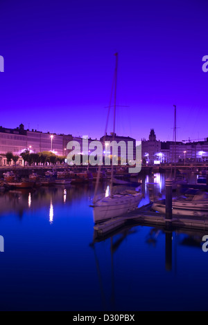 Bateaux de pêche du port principal de l'AVENIDA DA MARINA GALICE LA COROGNE ESPAGNE Banque D'Images