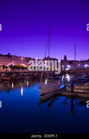 Bateaux de pêche du port principal de l'AVENIDA DA MARINA GALICE LA COROGNE ESPAGNE Banque D'Images